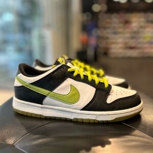 2008 Nike Dunk Low Glow in the Dark size 6.5y Boys Grade School Shoes
